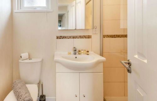 Bay View 2-Bed Lodge with Glorious Harbour View and Balcony - Photo 18