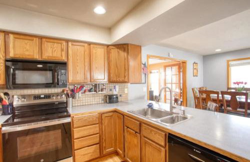 Twin Lakes Waterfront Retreat with Private Dock Fire Pit And Family Friendly Space - Foto 25