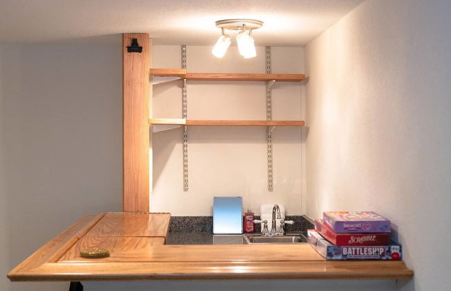 The Meadowlark Manor Spacious Backyard & Hot Tub - Photo 15