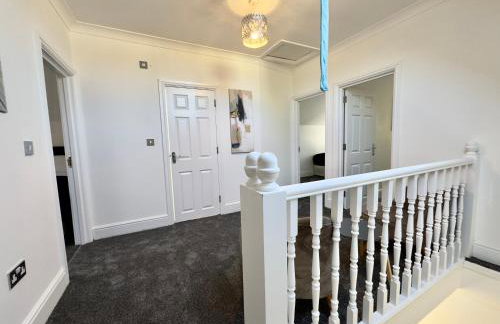 Spacious 3-Bed Home with Garden, Private Parking, Smart Tv's, Fast Wi-Fi - Photo 37