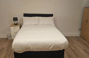 Spacious Two Bedroom Flat with Dedicated Workspace in Worsley - Foto 9