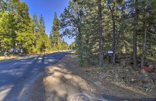 Secluded Butte Meadows Cabin with Deck and Grill! - Foto 24