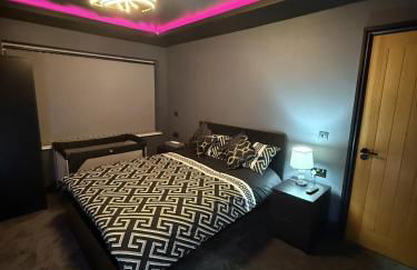 SK Stays Modern Luxury Home With Jacuzzi Bath & Cinema Room - Foto 6