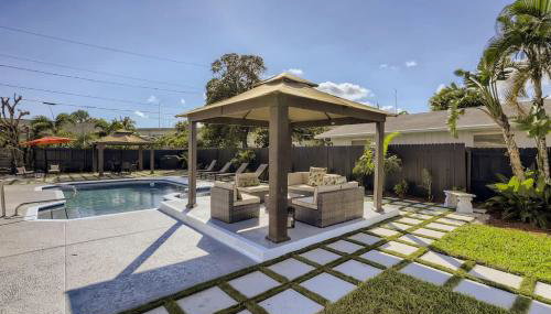Ridgeway Villa - Revel in Sunlit Living with Backyard Gazebo & Pool - Foto 1
