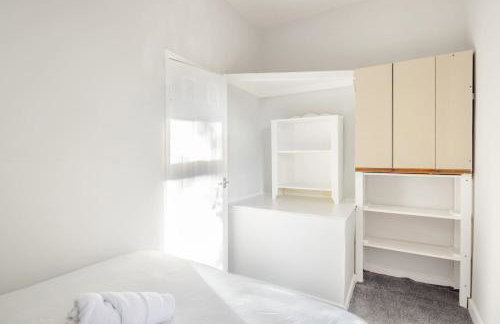 2BR Home in Gorton, Free Parking & Wi-Fi - Foto 2