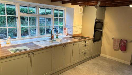 Willow Cottage - Photo 2, stove, dishwasher