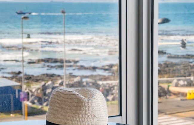 Cape Towns Charming Seaside Avaya Apartment - Photo 3