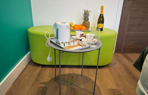 Southgate Luxury Apartments-Jaquzzi Bath-Private Parking- suitable for contractors - Foto 71