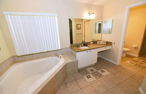 Lakeside 4-bed Pool Home At Villa Sol 4 Bedroom Home by Redawning - Foto 18