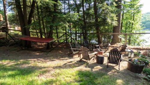 Whimsical Lakefront Chalet - Foto 5