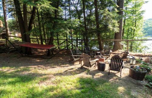 Whimsical Lakefront Chalet - Foto 5