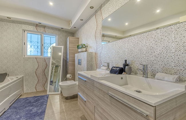 Golfinhos Magnificent Spacious 5 Bedroom Villa - Foto 42