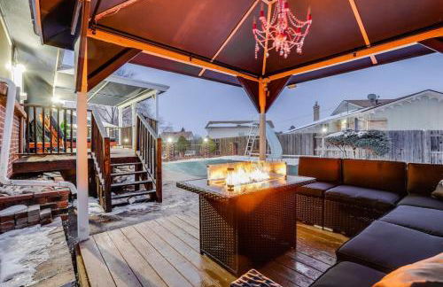 Pop Art Oasis with Karaoke Mini Golf Hot Tub and Pool - Photo 18