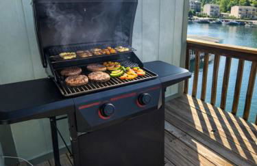 Sunshine and Roses Lakefront 1 Bed and 1 Bath Condo - Foto 15