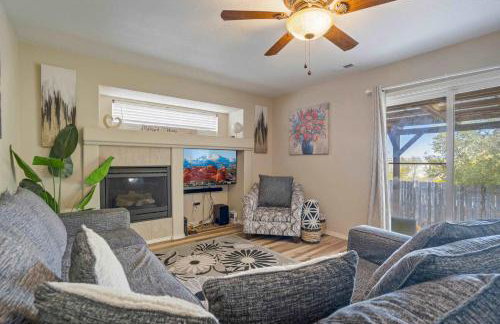 4BR w Fireplace Backyard BBQ near Peterson AFB - Foto 1