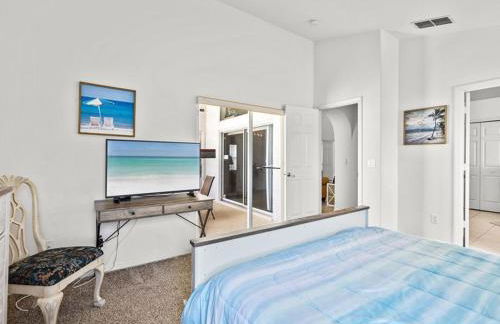 Sunny Getaway with Private Pool, Spa & Fenced Yard - Foto 27