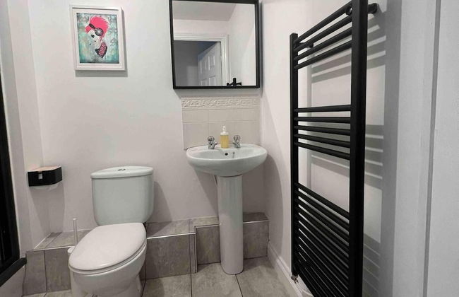 1-bed Apartment in Greater London Next to Station - Photo 11