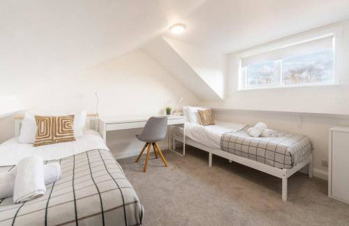 Stylish Caversham Town-House Free Parking & Garden - Photo 26