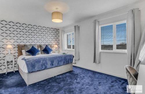 Spacious Whitwick Stay 3-Story House - Photo 14