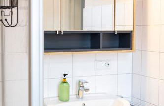 Charaktervolle 122qm Altbau-Ferienwohnung mit Stuck, viel Platz für Familien & Gruppen bis zu 8 Personen, Parkplatz inklusive - Photo 52