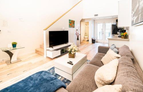 Modern 1-Bedromm Loft In Hollywood With Viwe of Hollywood Sign - Photo 2