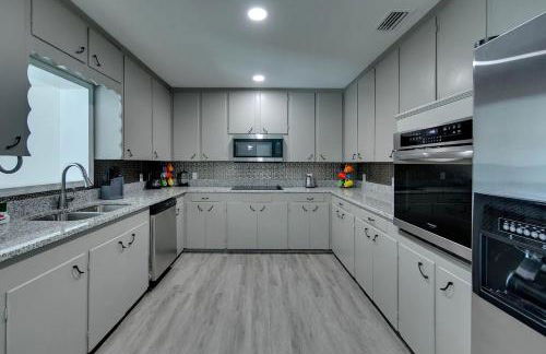 Spacious Home Sleeps 16 - Private Pool Near IMG - Foto 8