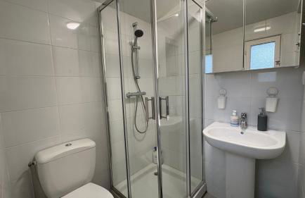 Maison spacieuse et paisible - 4 chambres, parking, wifi - Foto 17