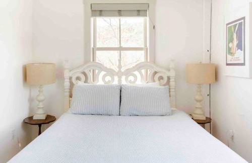 Entire Enchanting, Light-Filled 1830 Farmhouse - Foto 56