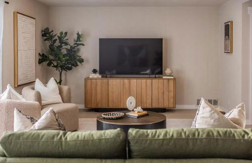 @ Marbella Lane - Vibrant & Chic Designer Home - Photo 9