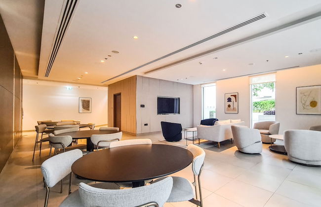 Fancy Apartment With Mesmerizing Canal Views - Photo 2