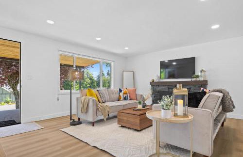 Family-Friendly 4BR Home with AC and Yard Near Airport - Foto 26