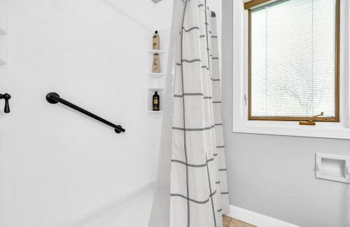 Maine Pondfront Home Sleeps 22 - Pool & Hot Tub - Photo 50