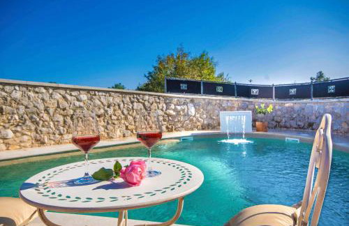 Gorgeous Pool Villa with a fenced garden - Photo 26