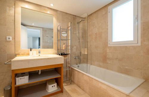 Elegant Marbella Apartment, 5-Pool Oasis, Sunlit Terrace, Garage - Photo 33