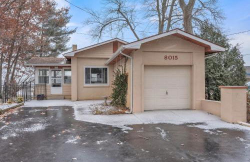 Amazing Lakefront Retreat On Long Lake! 2 Bedroom Home by RedAwning - Foto 88