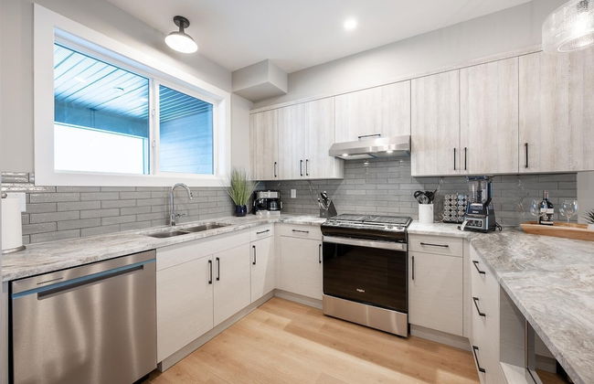 Grizzly Ridge Getaway Brand New, Hot Tub, Sleeps 11 - Photo 11