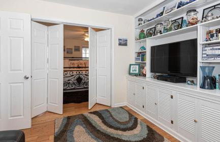 Spacious home with private pool, dock access, and scenic views - Foto 15