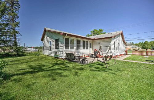 3 Mi to Lake Michigan Access Sawyer Home with Patio - Foto 21