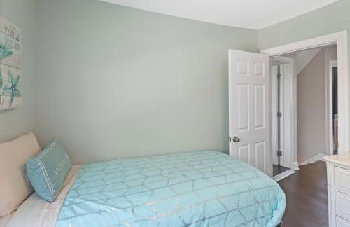 Dazzling Bungalow within 2 Blocks of Beach - Foto 27