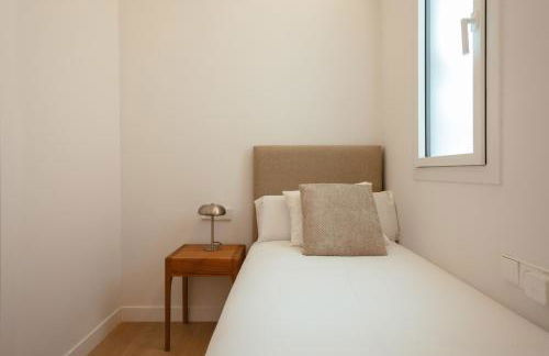Newly Renovated Stylish Eixample - Great Location - Photo 26