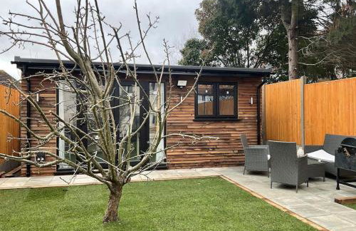 Studio - Sleeps 2 - Pet friendly - Parking - Photo 2