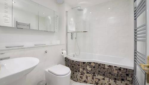 Spacious 2-bedroom Townhouse with Garden & Patio - Foto 4, towels, Shower