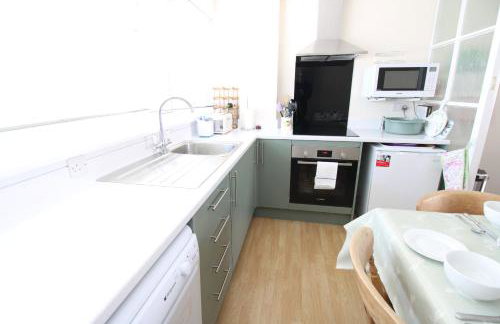 Penderic - 3 Bedroom Cowes Stay with Balcony & Panoramic Solent Views Close to Shops, Cafés, Sailing Clubs & Beach - Foto 7