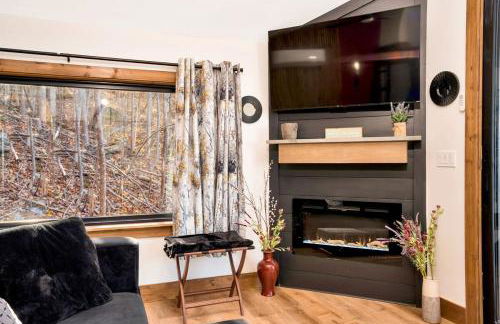 Blooming Redbud Treehouse with private hot tub - Foto 8