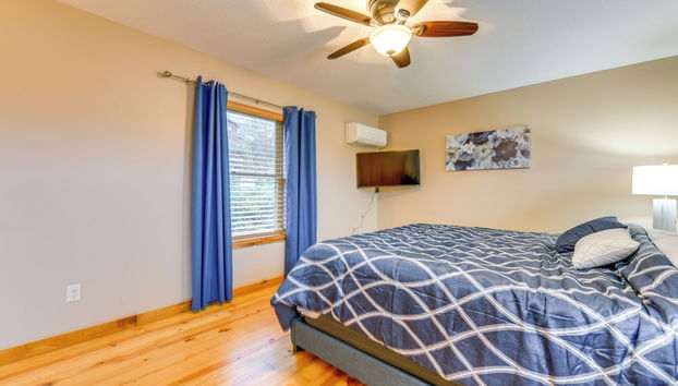 Waynesville Cabin Rental w/ Mountain Views - Photo 4