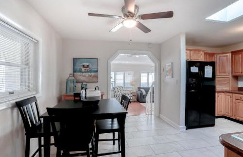 Beachside snowbird escape with fenced yard & washer/dryer - walk to beach access - Foto 13