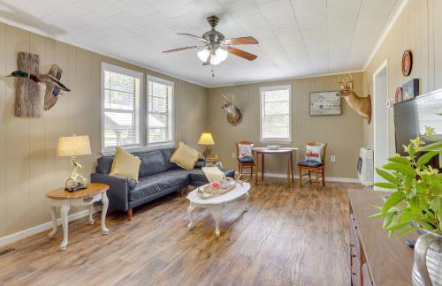 2 Mi to Lake Lineville Farmhouse with Fire Pit - Foto 6