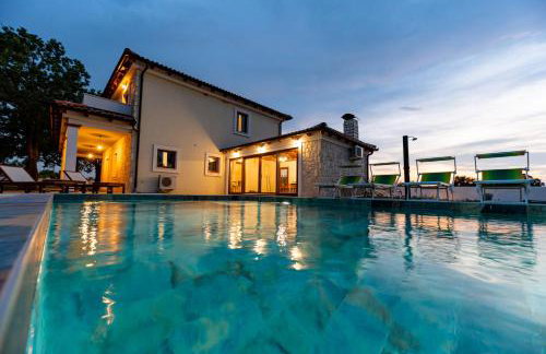Villa Pietro with a heated Saltwater pool - Photo 3