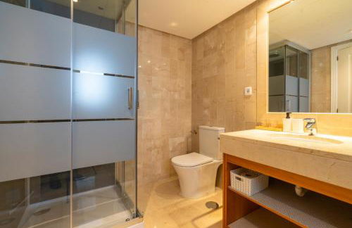 Elegant Marbella Apartment, 5-Pool Oasis, Sunlit Terrace, Garage - Photo 34