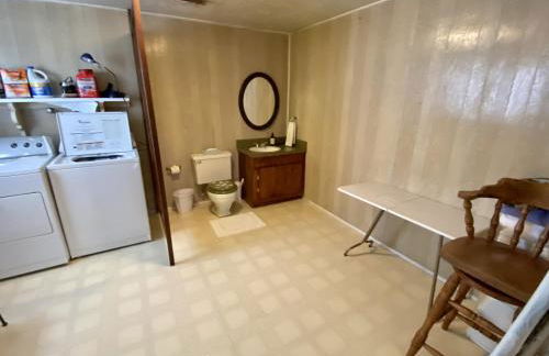 Hollinshead Haven Home with BBQ & Free Wifi - 30 days min home - Photo 12